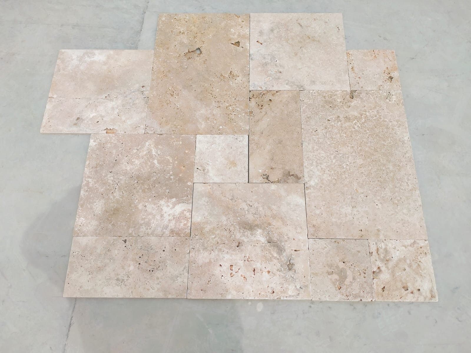 Frans verband Classic Mix: tegels op betonvloer, lichtbeige tot caramel